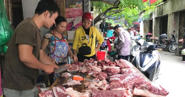 Tiêu dùng trong tuần: Giá thịt lợn, hoa tăng mạnh, trong khi giá vàng và xăng dầu giảm