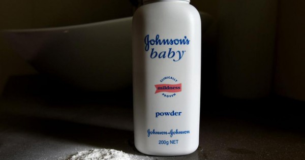 Johnson & Johnson thu hồi thu hồi 33.000 sản phẩm phấn rôm nghi chứa chất gây ung thư