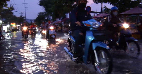 TP Hồ Chí Minh: Người dân bì bõm trong ngày triều cường đạt đỉnh