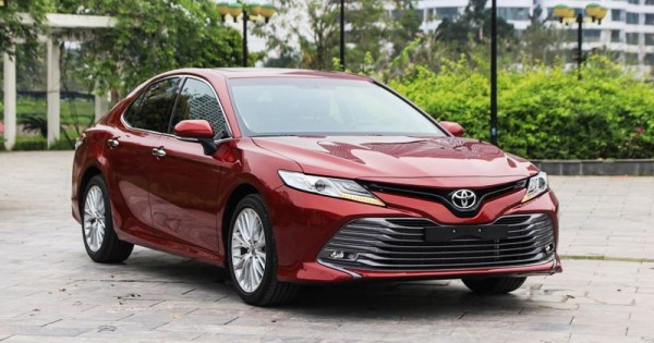 Giá xe ôtô hôm nay 3/11: Toyota Camry có giá 1,029-1,235 tỷ đồng