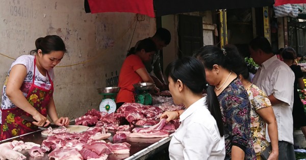 Tiêu dùng trong tuần: Giá thịt heo, hải sản tăng đột biến, trong khi giá vàng và cam giảm mạnh