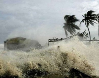 Bão số 6 giật cấp 13 đổ bộ vào Nam Trung Bộ, sóng đánh cao 6- 8m, biển động dữ dội