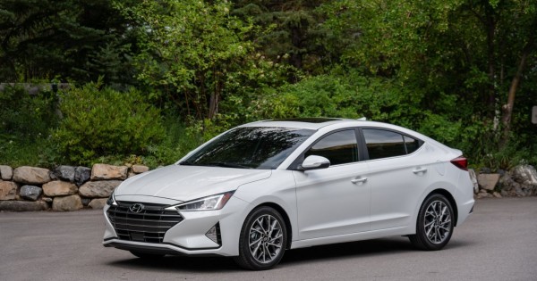 Giá xe ôtô hôm nay 25/11: Hyundai Elantra dao động từ 580 - 769 triệu đồng