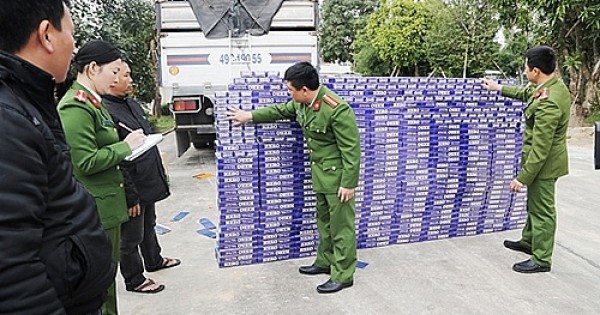 Bắt giữ xe tải chở 10.000 gói thuốc lá lậu