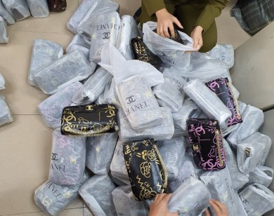 Phát hiện gần 700 túi xách "nhái" LV, Chanel, Gucci