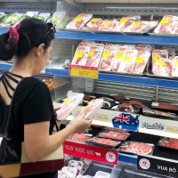 Siêu thị vẫn bán thịt heo với giá “trên trời”