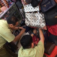 Tạm giữ hàng trăm túi xách giả nhãn hiệu Chanel, Louis Vuitton... tại Saigon Square và Lucky Plaza