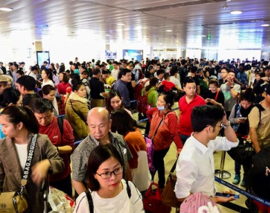 Sân bay Tân Sơn nhất “tê liệt”: Nhà ga chật ních, cửa ngõ kẹt xe nghiêm trọng