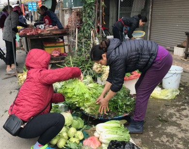 Thực phẩm mùng 4 Tết: Siêu thị giữ giá, chợ lẻ tăng gấp đôi