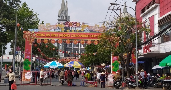 TP Thủ Dầu Một, Bình Dương: Tặng khẩu trang y tế cho khách tham quan lễ hội
