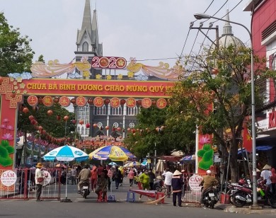 TP Thủ Dầu Một, Bình Dương: Tặng khẩu trang y tế cho khách tham quan lễ hội