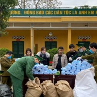 Bắt giữ 4 đối tượng vận chuyển số lượng lớn khẩu trang qua biên giới