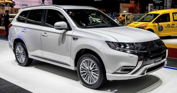 Giá xe ôtô hôm nay 28/2: Mitsubishi Outlander tăng nhẹ