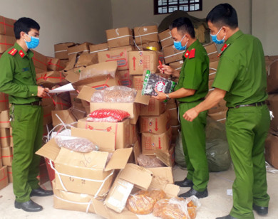 Thu giữ hơn 10 tấn trái cây sấy khô bốc mùi hôi thối