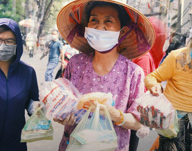 Nhiều cá nhân, quán cơm tại TP Hồ Chí Minh phát miễn phí cho người nghèo trong đại dịch Covid-19