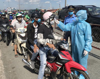 Kiểm tra y tế đối với người ra, vào TP Hồ Chí Minh tại các trạm chốt chống dịch Covid-19