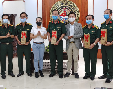 Trao tặng lô hàng dược phẩm hỗ trợ phòng chống Covid-19 cho Quân đoàn 4