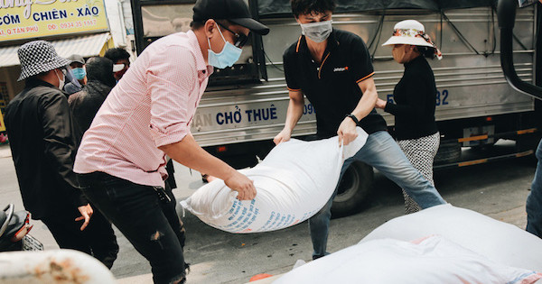 Người Sài Gòn ủng hộ gạo để “máy ATM” phát miễn phí cho người nghèo