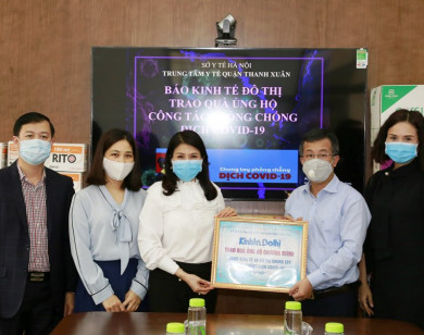 Trung tâm Y tế quận Thanh Xuân tiếp nhận quà giúp phòng, chống dịch qua báo Kinh tế & Đô thị