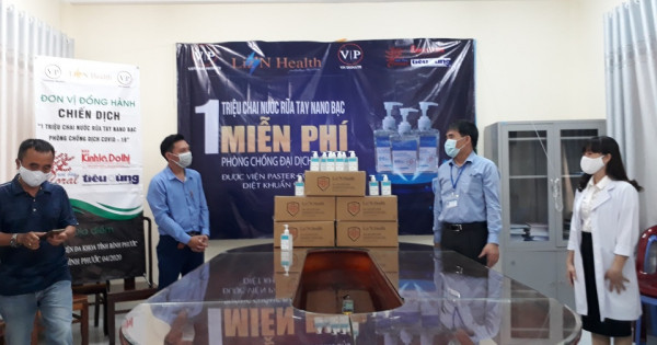 Tặng nước rửa tay sát khuẩn cho Bệnh viện Đa khoa tỉnh Bình Phước