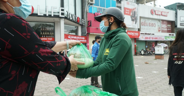 Phát quà cho những người gặp khó khăn do dịch COVID-19