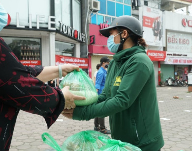 Phát quà cho những người gặp khó khăn do dịch COVID-19