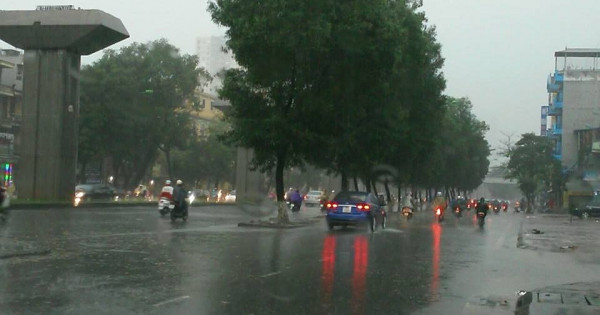 Dự báo thời tiết ngày mai 23/4: Hà Nội có mưa rào và dông, trời rét