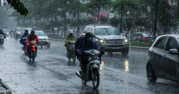 Dự báo thời tiết hôm nay 24/4: Hà Nội mưa rất to, trời rét