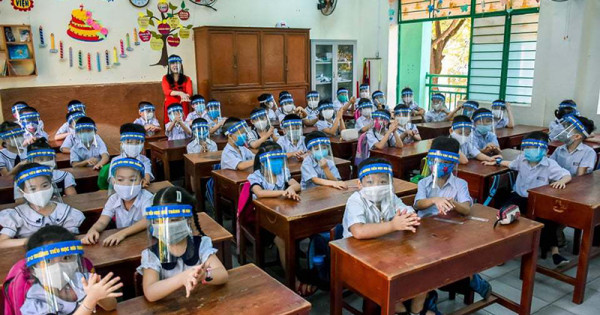 Chuyên gia nói gì khi học sinh đeo tấm chắn giọt bắn đến trường?