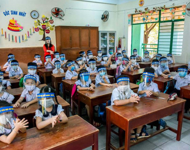 Chuyên gia nói gì khi học sinh đeo tấm chắn giọt bắn đến trường?