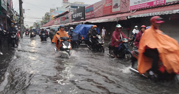 Sau mưa, nhiều tuyến đường ở TP Hồ Chí Minh ngập nặng
