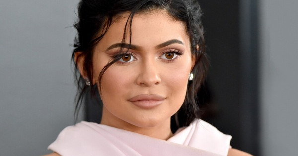 Cáo buộc dối trá, Kylie Jenner bị tước danh hiệu tỷ phú