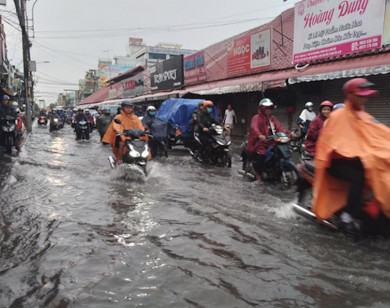 Sau mưa, nhiều tuyến đường ở TP Hồ Chí Minh ngập nặng