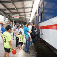 Hành khách đi tàu trong dịp hè được giảm 40% giá vé