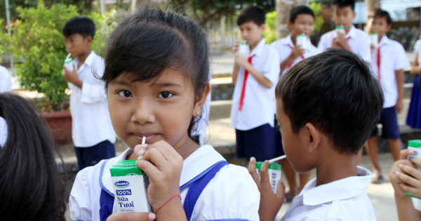 Niềm vui nhân đôi của trẻ em Trà Vinh: Quay lại trường và uống sữa học đường