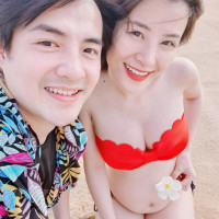 Đông Nhi diện bikini gợi cảm "khoe" bụng bầu
