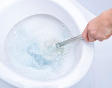 Vệ sinh bồn cầu siêu đơn giản mà lại hiệu quả bằng nguyên liệu có sẵn
