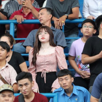 Bạn gái tới Bình Dương cổ vũ cho Quang Hải dập tắt tin đồn chia tay