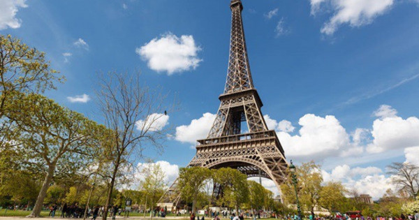 Tháp Eiffel mở cửa đón khách trở lại sau dịch Covid-19