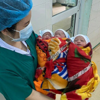 Một thai phụ sinh ba bé trai cùng trứng "cực kỳ hiếm gặp"