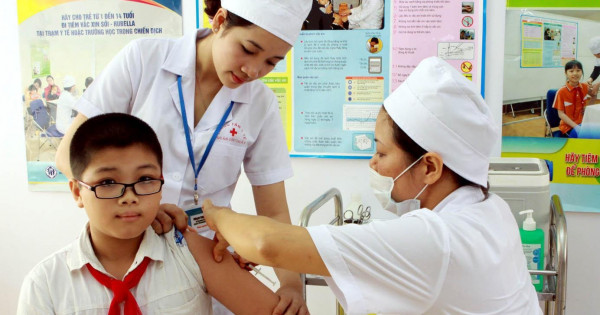 Trẻ 7 tuổi được tiêm vắc-xin bạch hầu miễn phí