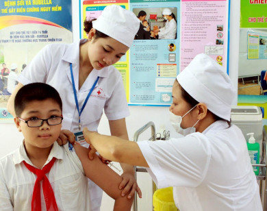 Trẻ 7 tuổi được tiêm vắc-xin bạch hầu miễn phí