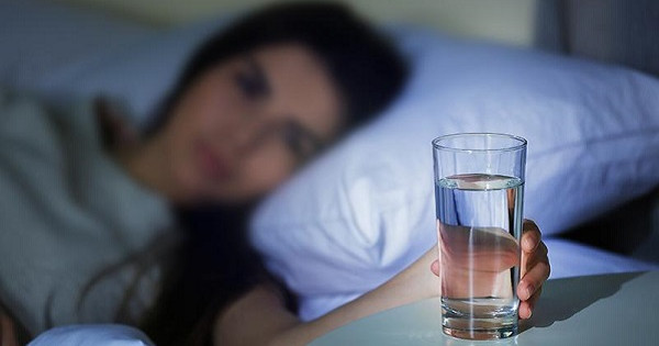 Vì sao không nên đặt sẵn ly nước cạnh giường ngủ để "sáng uống"?