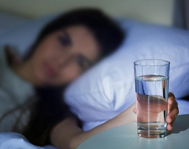 Vì sao không nên đặt sẵn ly nước cạnh giường ngủ để 