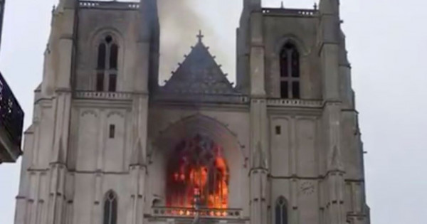 Thánh đường gần 600 năm ở Pháp bị cháy