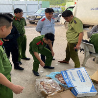Thu giữ 1 tấn thịt gà hết hạn sử dụng ở Đồng Nai