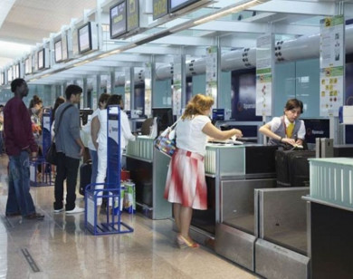 Phát hiện 2 nữ hành khách từ Trung Quốc dùng giấy tờ giả đi Hà Nội đến TP Hồ Chí Minh