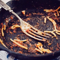 5 cách làm sạch chảo bị cháy sạch bong trong tích tắc