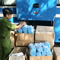 Bắt giữ xe khách chở 50.000 khẩu trang không rõ nguồn gốc