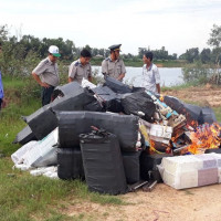 Long An giám sát tiêu hủy 50.000 bao thuốc lá điếu nhập lậu, tạm giữ 2.243 sản phẩm mỹ phẩm có dấu hiệu vi phạm